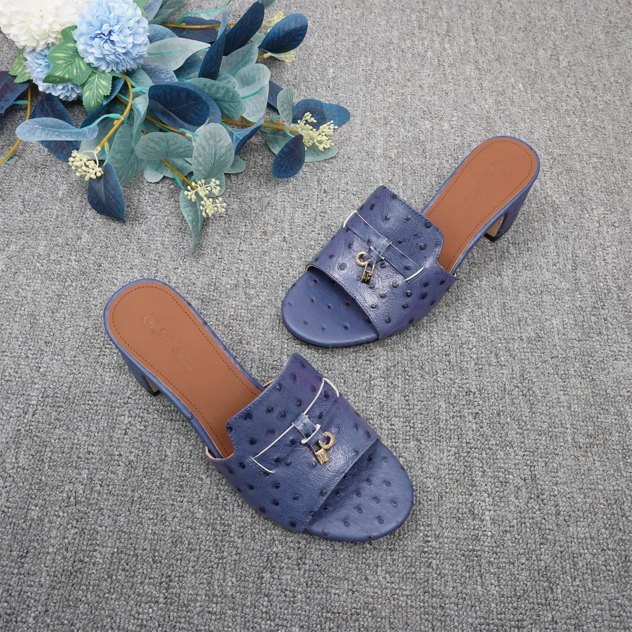 👟👟Ex-factory price 440👟👟 Genuine leather sole +30 suede sheepskin slippers with a strap decorated with Loro Piana My Charms charms and decorated with tone-on-tone stitching. Sophisticated and feminine, it pairs well with both city and resort looks. For those looking for an elegant upgrade, the summer glamor slipper is known for its slim open-back silhouette. size: 35-44 (custom-made sizes 43 and 44 are non-returnable) Upper: imported suede sheep leather (sheep), cowhide ostrich pattern, cowhide snake pattern Lining: imported high-grade mixed sheep silk Heel height: 5.5CM
